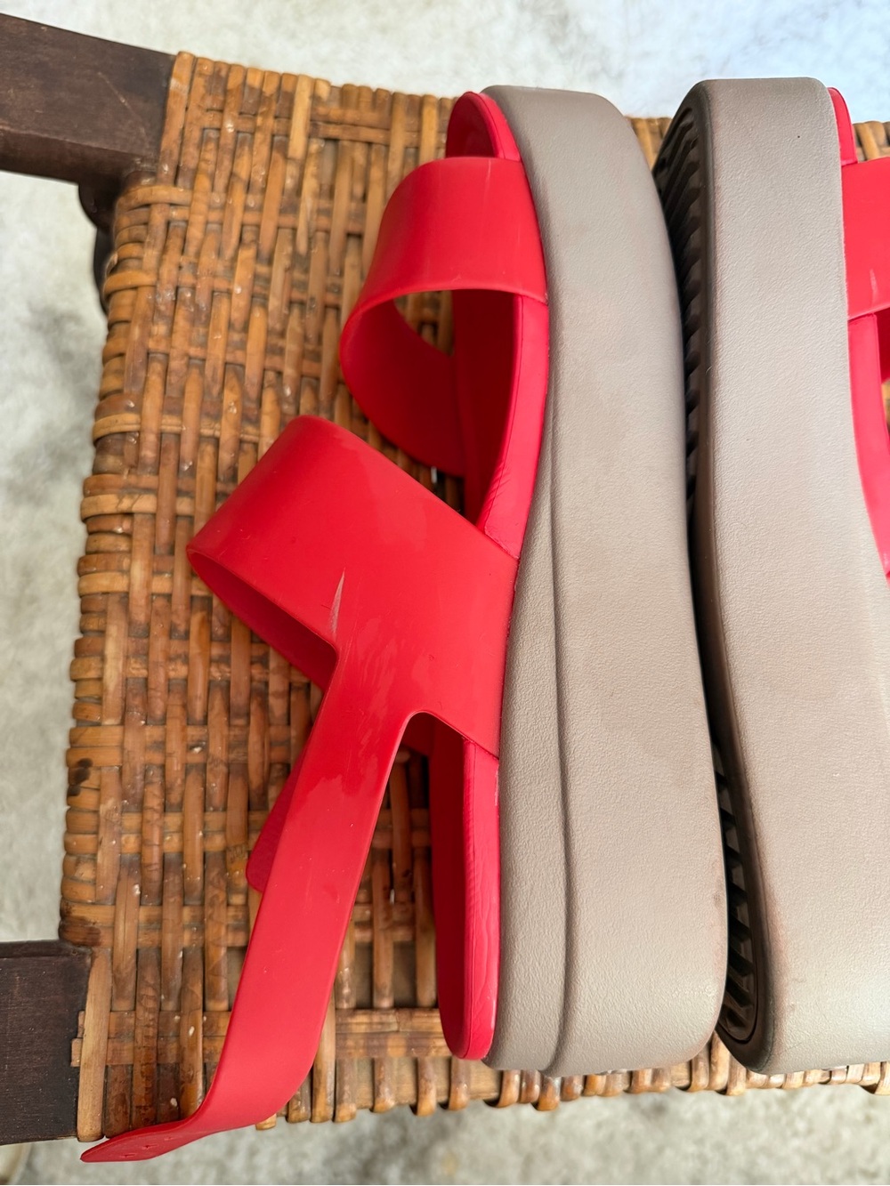 Crocs Women’s Size 6 Red Platform Sandal - Picture 2 of 11